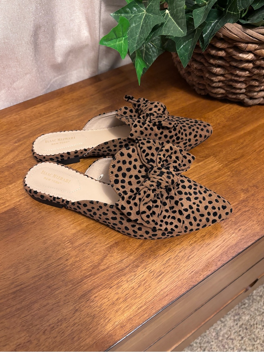 Pointed toe flats cheetah bow mule